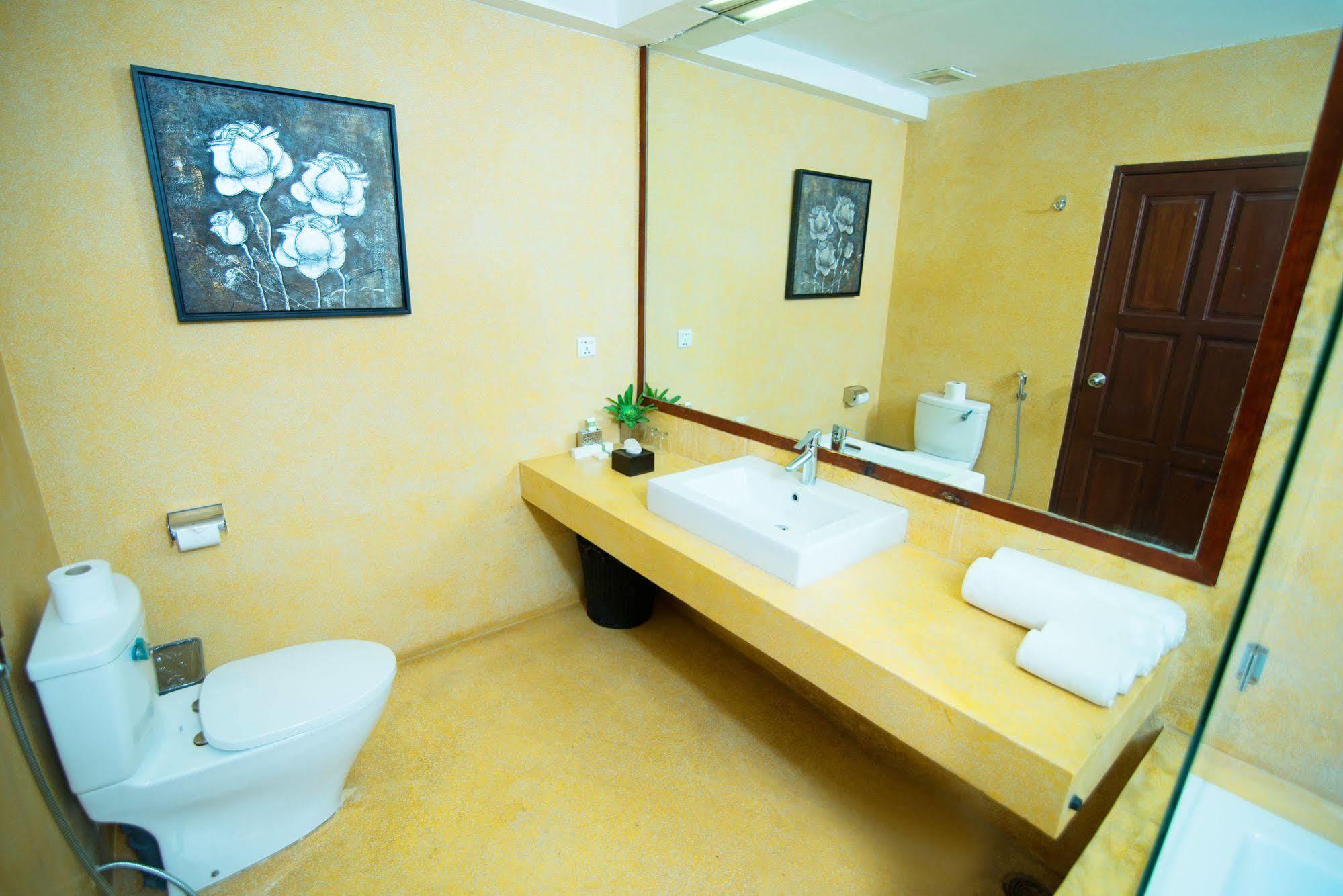 פנום פן Riverview Cambodia Boutique Hotel מראה חיצוני תמונה