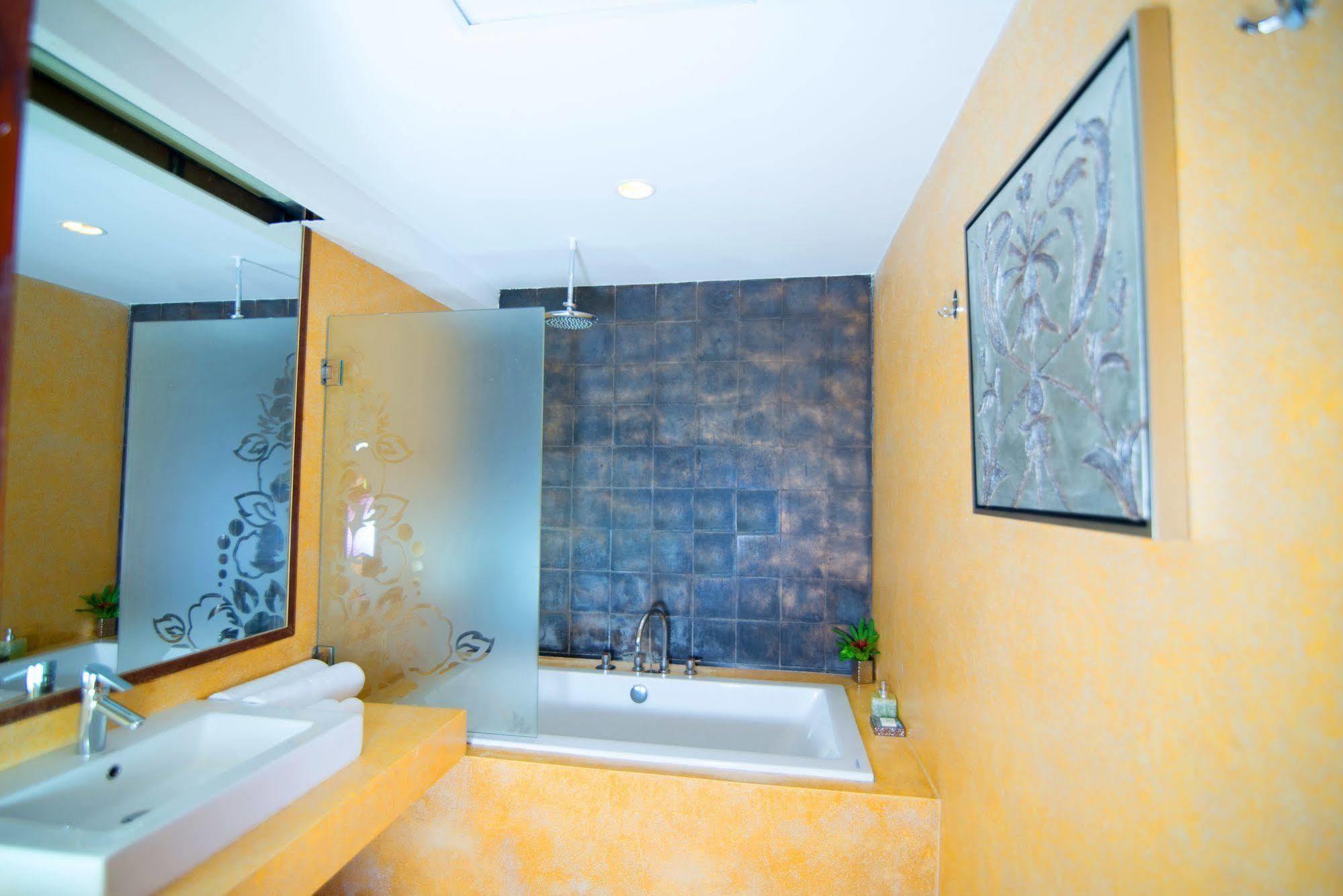 פנום פן Riverview Cambodia Boutique Hotel מראה חיצוני תמונה