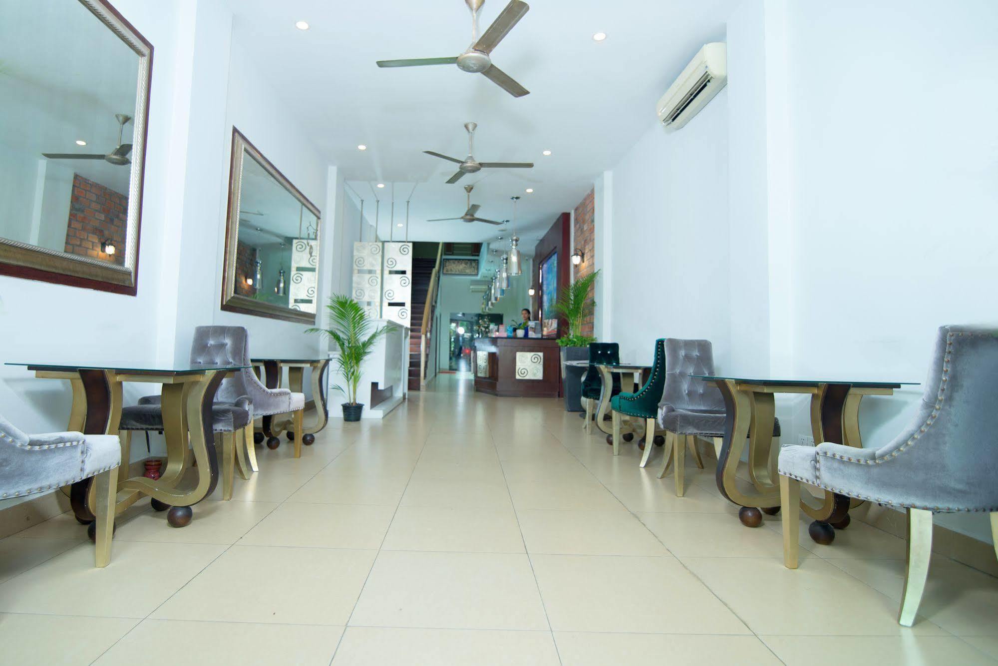 פנום פן Riverview Cambodia Boutique Hotel מראה חיצוני תמונה