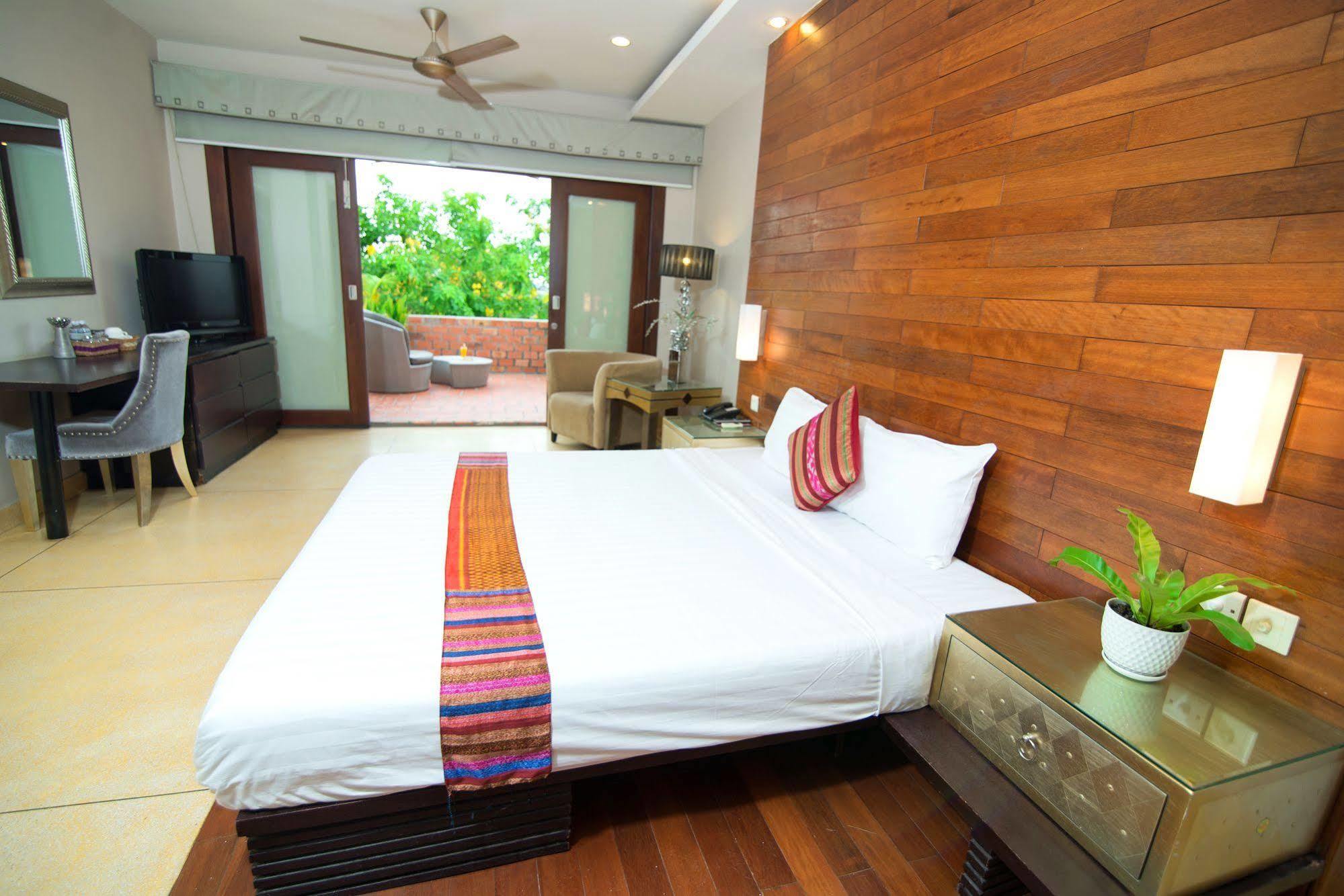 פנום פן Riverview Cambodia Boutique Hotel מראה חיצוני תמונה