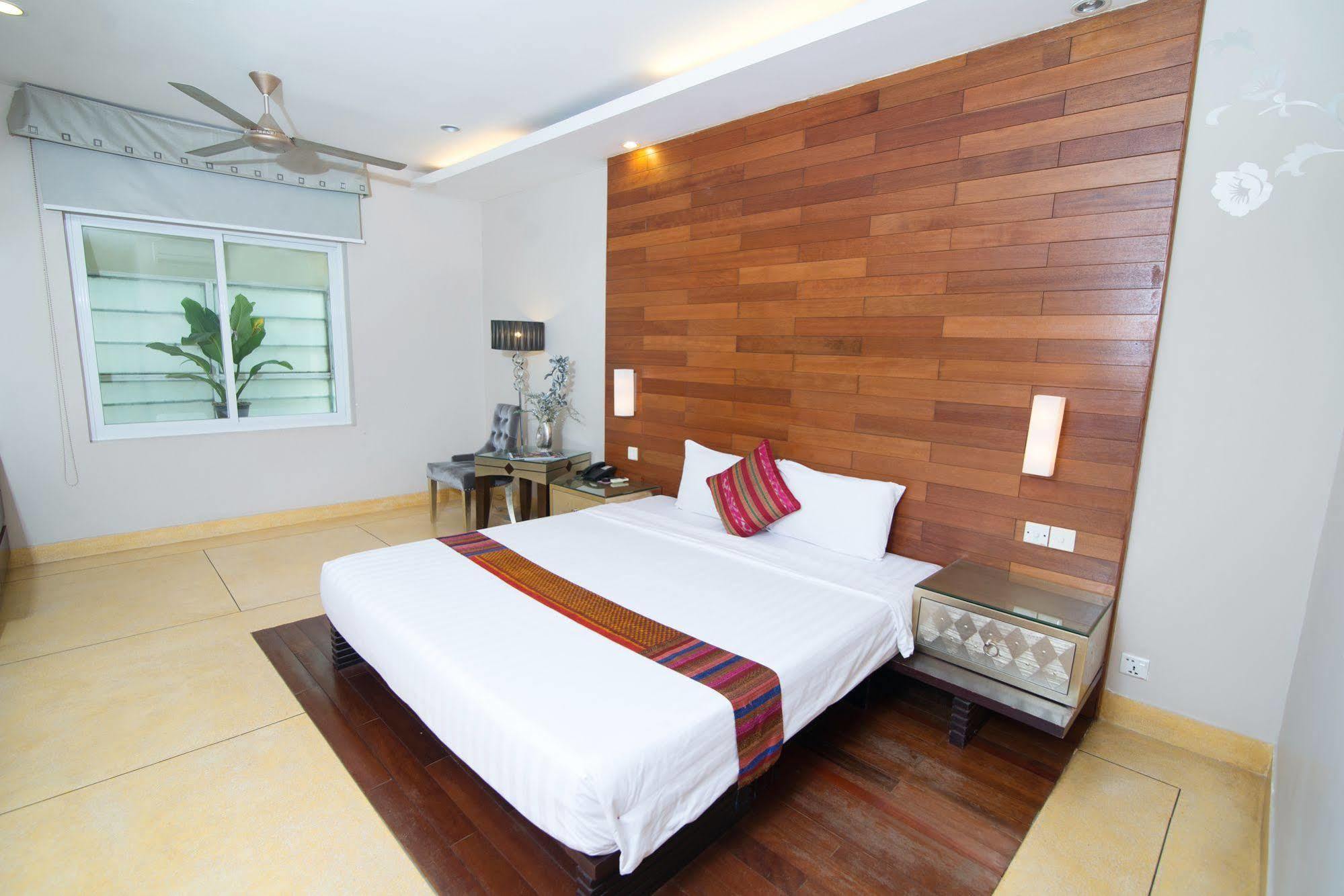 פנום פן Riverview Cambodia Boutique Hotel מראה חיצוני תמונה